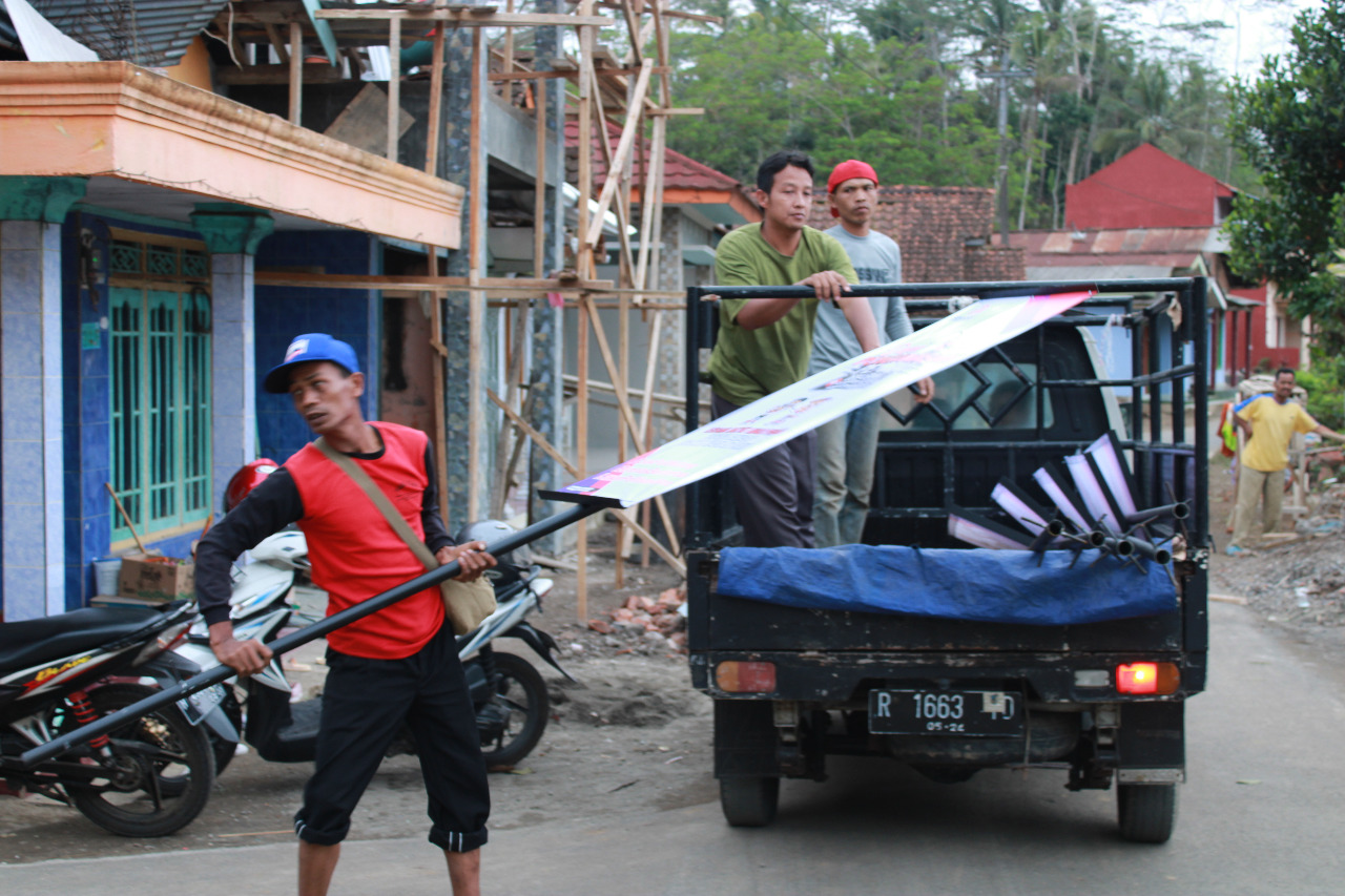 Membuat Posko Pengawasan di Desa Lebak Kecamatan Kaliwiro