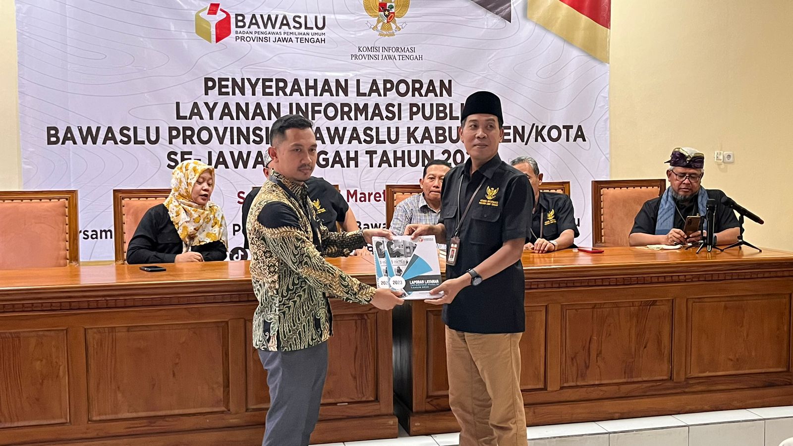 Penyerahan Laporan Layanan Informasi Publik ke Komisi Informasi