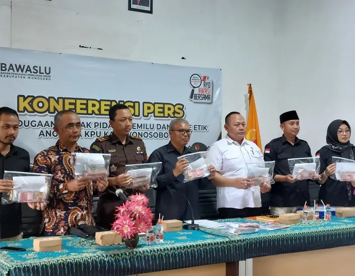 Konferensi Pers Kasus Pelanggaran Pidana Pemilu oleh Anggota KPU