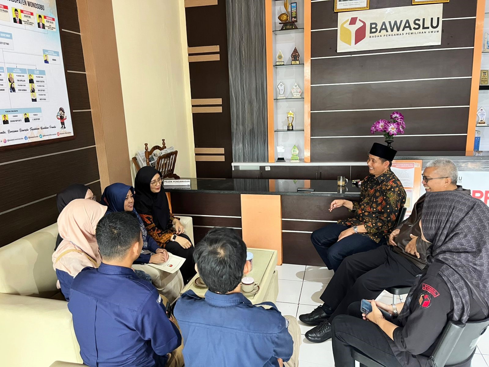 Komisi Pemilihan Umum (KPU) Kabupaten Wonosobo melakukan koordinasi dengan Badan Pengawas Pemilu (Bawaslu) Kabupaten Wonosobo