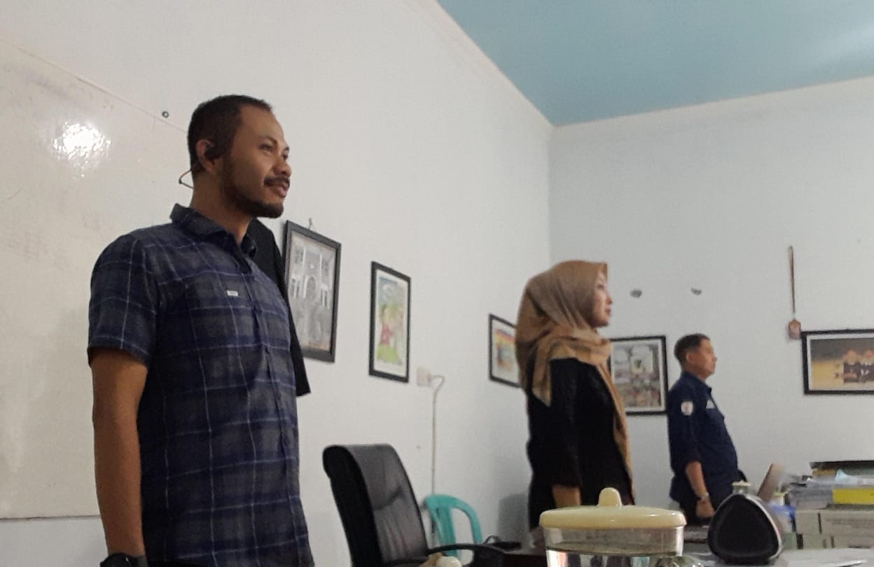 Memperdengarkan Lagu