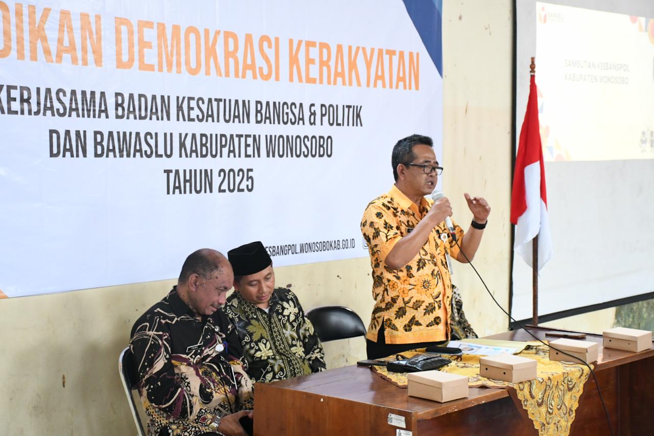 Kepala Bakesbangpol Kabupaten Wonosobo menyampaikan sambutan pada pembukaan Pendidikan Demokrasi Kerakyatan di GOR Kelurahan Sapuran