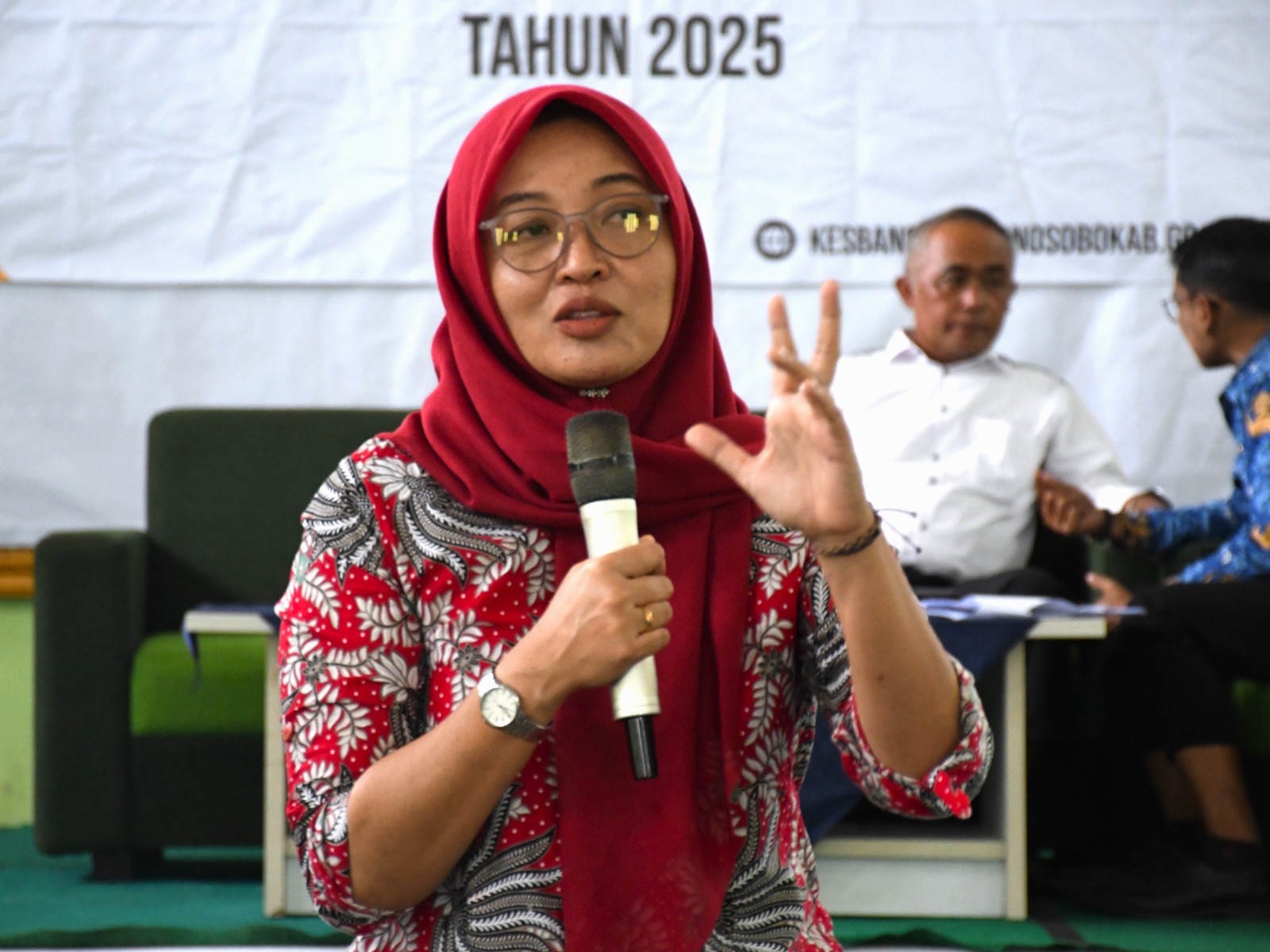 Kordiv P2H Bawaslu Wonosobo saat menyampaikan materi pada Pendidikan Demokrasi Kerakyatan Seri 2