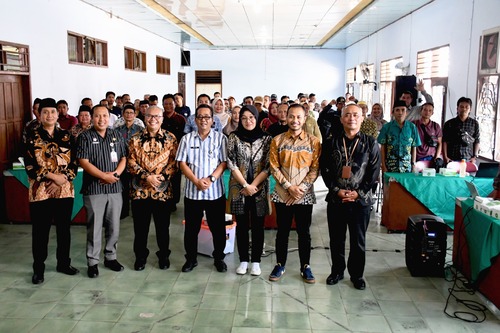 Kepala Bakesbangpol dan jajaran Bawaslu Wonosobo berfoto bersama dengan peserta Pendidikan Demokrasi Kerakyatan di Leksono (14/10/2025)