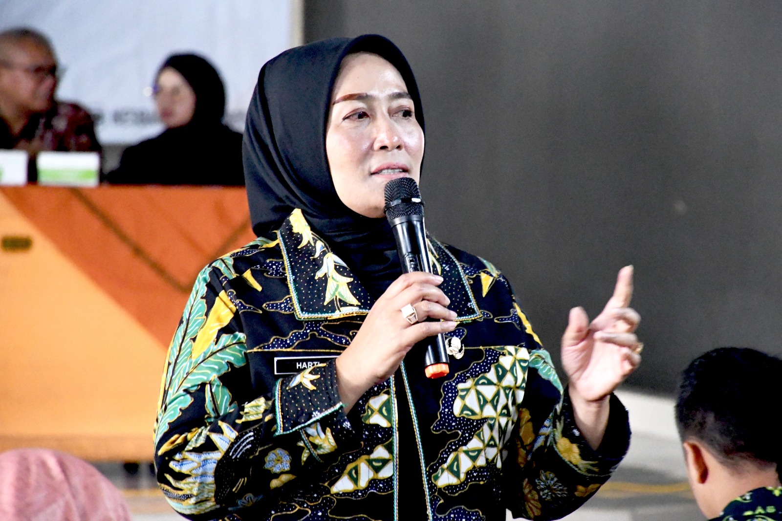 Kepala Dinsospermasdes, Harti, saat menyampaikan paparan pada Pendidikan Demokrasi Kerakyatan