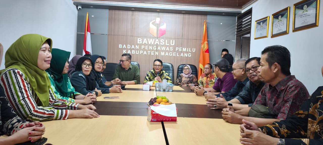 Ketua Bawaslu Propinsi Jawa Tengah saat membuka Rakor Penguatan Kelembagaan di Magelang, Selasa, 11 November 2025.