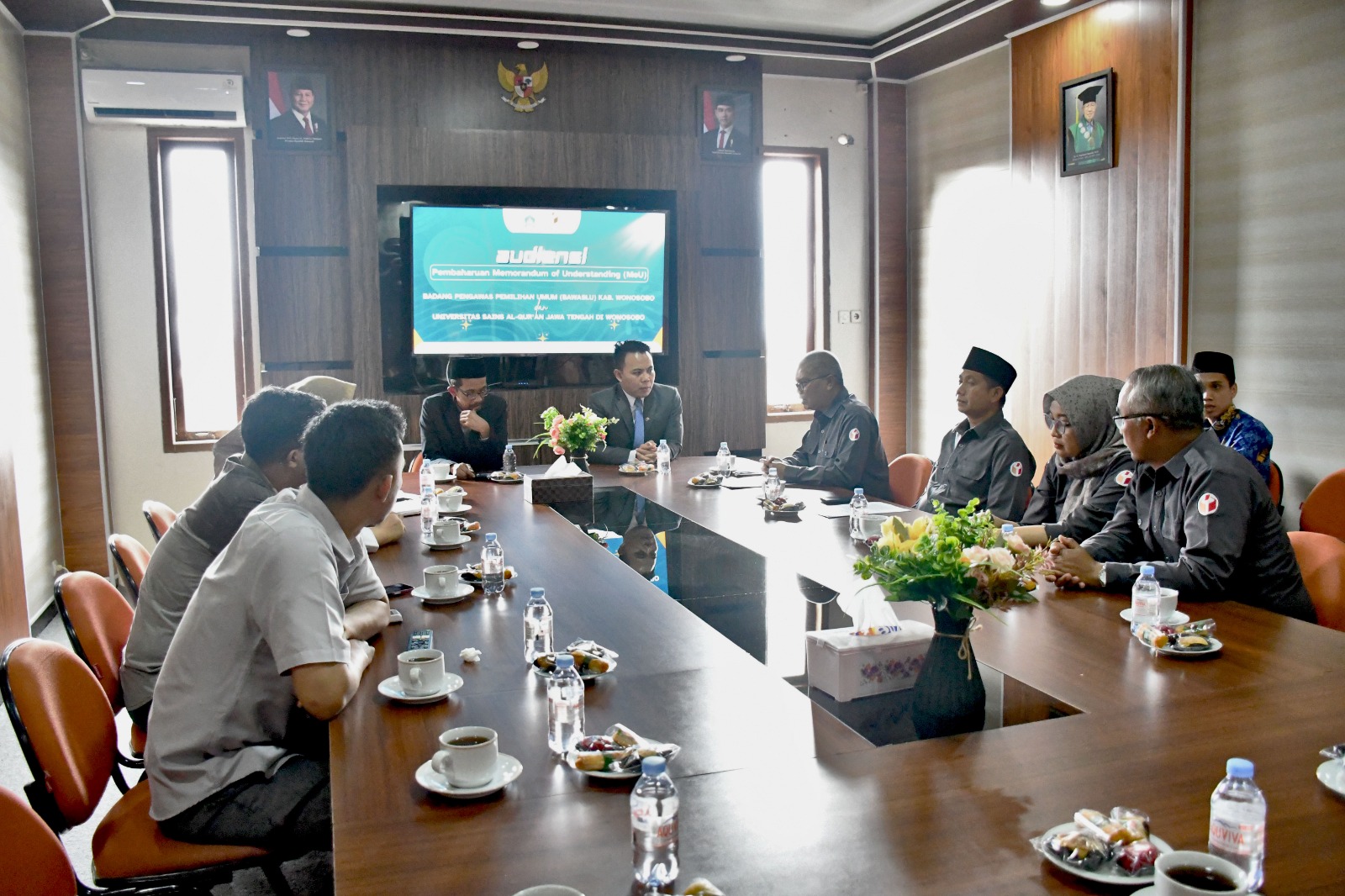 Suasana pertemuan antara Bawaslu Kabupaten Wonosobo dengan jajaran Rektorat UNSIQ Wonosobo (17/11/2025)