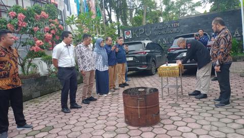 Ketua Hadiri Pemusnahan Surat Suara