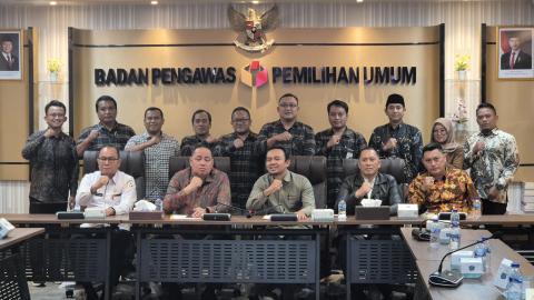 Penyerahan Buku SDM Ad Hoc