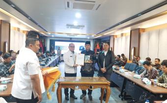 Penyerahan Buku SDM
