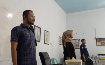 Memperdengarkan Lagu