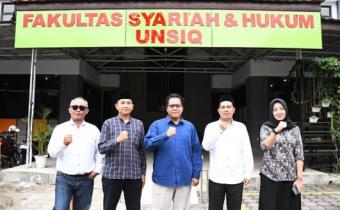 Dekan FSH UNSIQ Wonosobo berfoto bersama jajaran Bawaslu Kabupaten Wonosobo