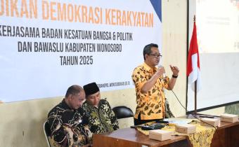Kepala Bakesbangpol Kabupaten Wonosobo menyampaikan sambutan pada pembukaan Pendidikan Demokrasi Kerakyatan di GOR Kelurahan Sapuran