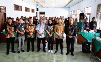 Kepala Bakesbangpol dan jajaran Bawaslu Wonosobo berfoto bersama dengan peserta Pendidikan Demokrasi Kerakyatan di Leksono (14/10/2025)