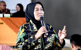 Kepala Dinsospermasdes, Harti, saat menyampaikan paparan pada Pendidikan Demokrasi Kerakyatan