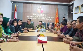 Ketua Bawaslu Propinsi Jawa Tengah saat membuka Rakor Penguatan Kelembagaan di Magelang, Selasa, 11 November 2025.